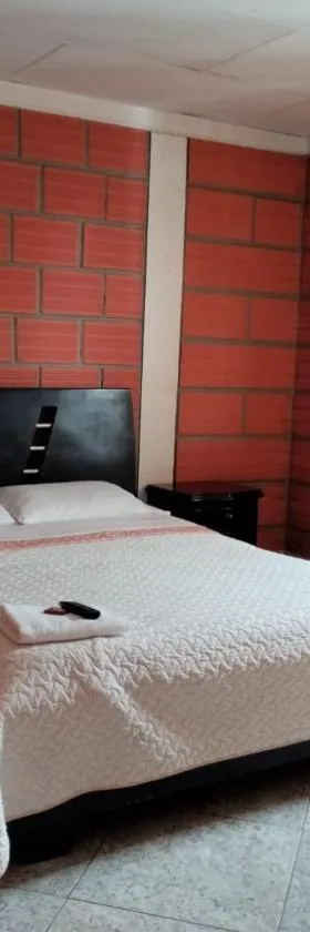 Casa Hotel Los Faroles- Samaná/Caldas，位于Samaná的酒店