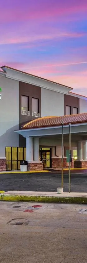 新阿尔巴尼快捷假日酒店，位于新奥尔巴尼的酒店
