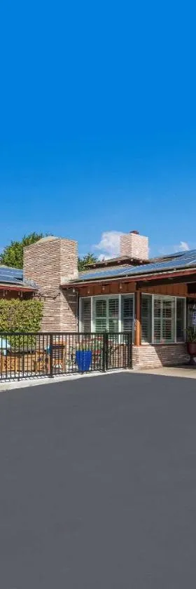 Clarion Collection Wilkie's Inn Pacific Grove - Monterey，位于太平洋丛林的酒店