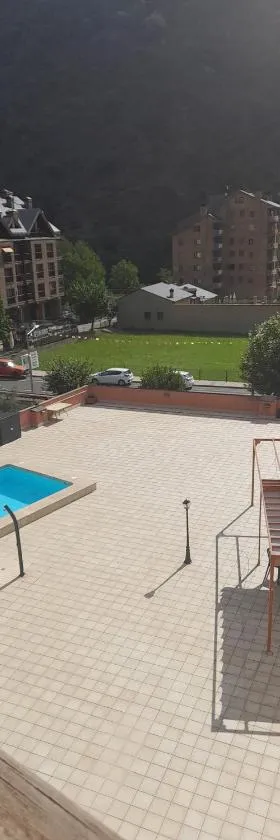 Apartamento dúplex acogedor con piscina en Rialp，位于里亚尔普的酒店
