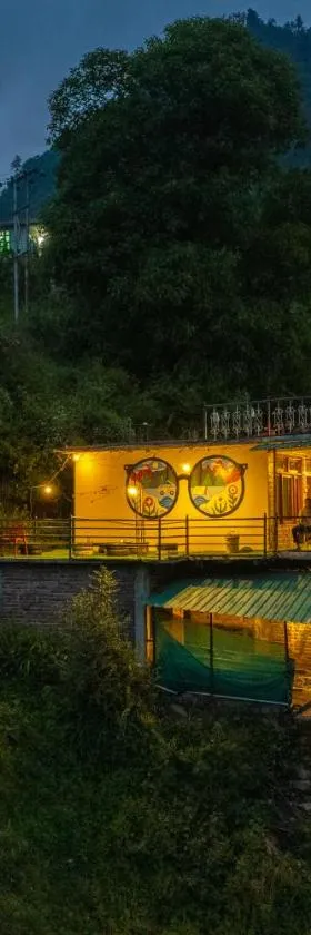 Whoopers Hostel Tosh，位于Tosh的酒店
