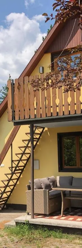Forest-side home by recreational lake，位于Kunfehértó的酒店