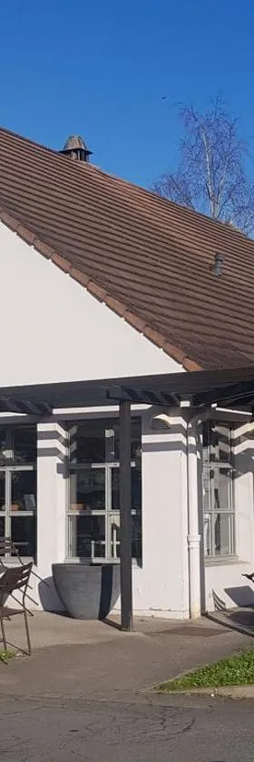 钟楼夏提利店，位于尚蒂伊的酒店