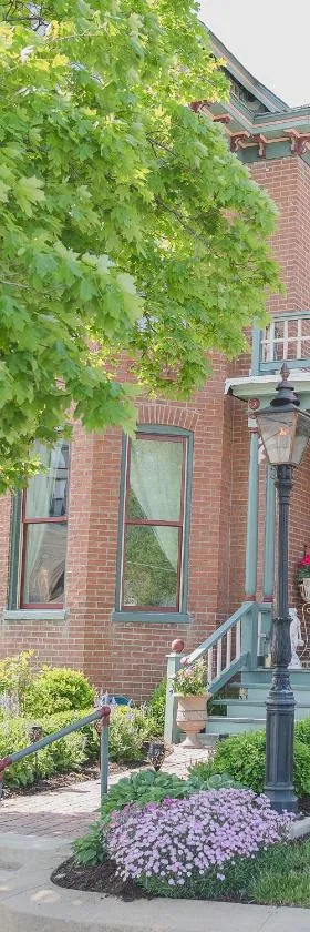 Grand Victorian Manor & Cottage，位于布恩维尔的酒店