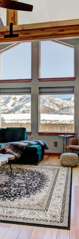 Twin Pines Cabin in Wilderness Ranch on Hwy 21, AMAZING Views, 20 ft ceilings, fully fenced yard, pet friendly, , Go paddle boarding at Lucky Peak, or snowshoeing in Idaho City and take in the hot springs, sleeps 10!，位于博伊西的酒店
