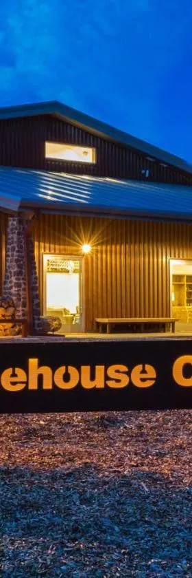Bed and Barrel at Stonehouse Cellars，位于Clearlake Oaks的酒店