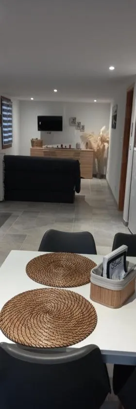 Gîte LA FONTAINE DU MARAIS，位于Pendé的酒店