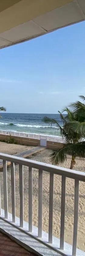 Oceanfront Wavecrest Hotel，位于莱基的酒店