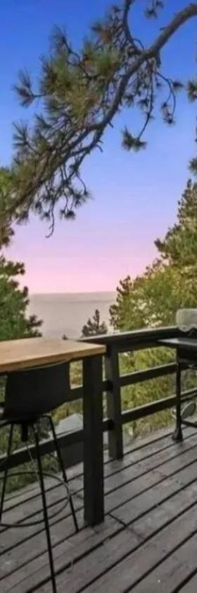 Updated Mountain Cabin Retreat with 180 views off Deck and Balcony，位于Running Springs的酒店