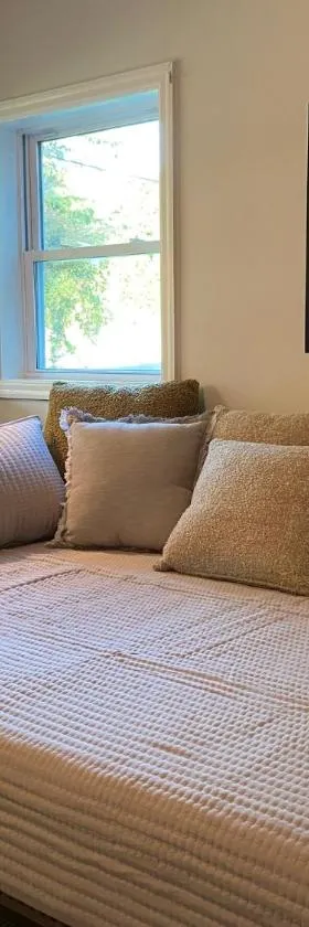 Cozy studio, minutes from downtown. Quiet.，位于南伯灵顿的酒店
