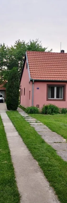 Little village house，位于Kać的酒店