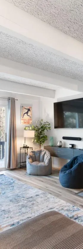 Vermont Getaway! Newly renovated!，位于Stratton Valley的酒店