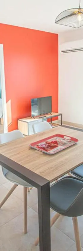 LA CORVETTE Maison avec piscine/parking/wifi/plages 5kms，位于莱马特的酒店