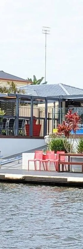 Grand Riviera Forster- waterfront, pool, wharf，位于福斯特的酒店