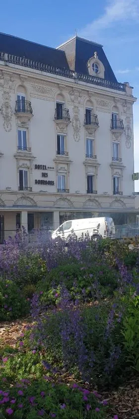 Logis Hotel des Bourbons Montluçon Climatisé，位于蒙吕松的酒店