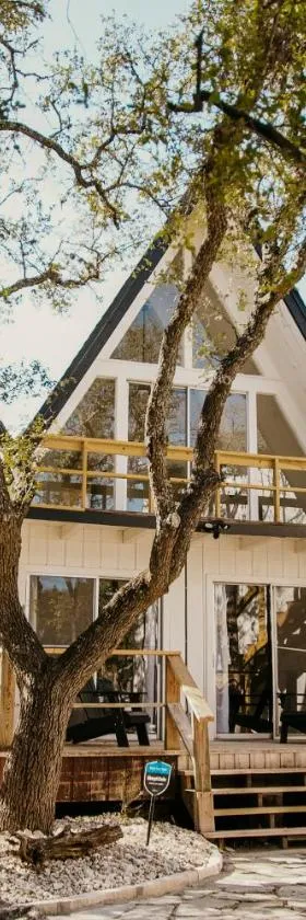 NEW - Unique A-frame in Canyon Lake，位于Spring Branch的酒店