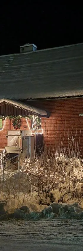 Cozy house in heart of Swedish Lapland，位于Vuollerim的酒店