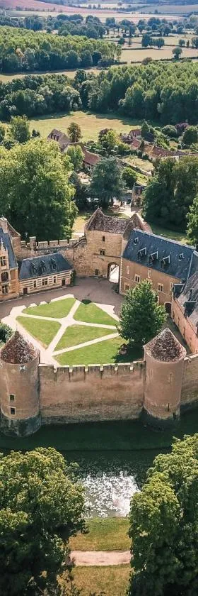 Château d'Ainay-le-Vieil，位于Ainay-le-Vieil的酒店