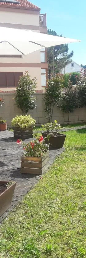 Apartamento con jardín，位于Lira的酒店