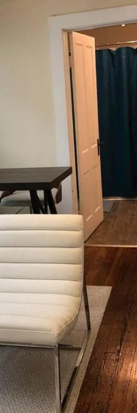 The Yellow Door 3-bedroom downtown near VT&RU，位于拉德福的酒店