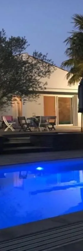 Adorable Guest House avec balnéo et piscine，位于滨海奥洛讷的酒店