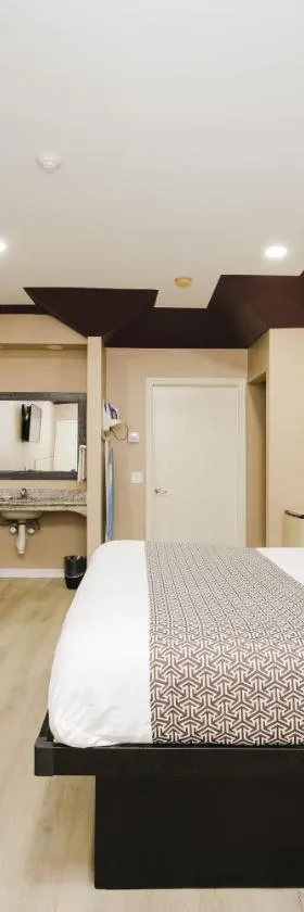 Sapphire Inn & Suites，位于钱诺夫的酒店