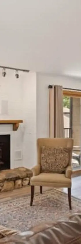 Mountainside Cozy Walk to Gondola Hot Tub Condo，位于斯廷博特斯普林斯的酒店