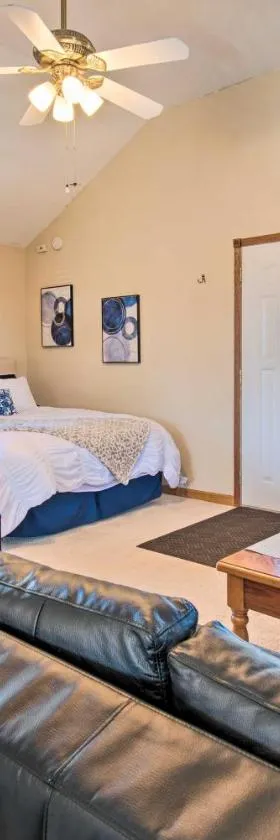 The Brewer Guesthouse Tiny Home with Patio and Yard!，位于Perryville的酒店