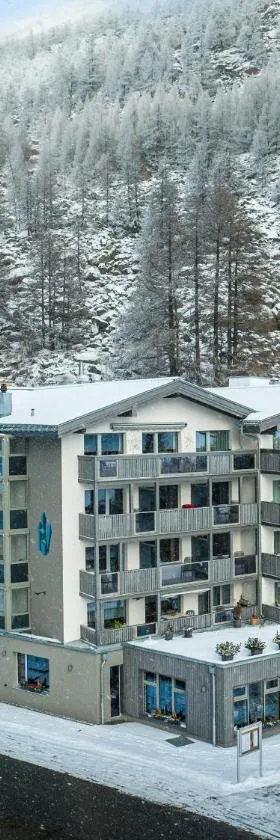 Hotel Kristall-Saphir Superior，位于萨斯阿尔马格尔的酒店