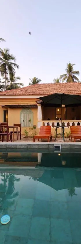 Caju Grove - The Big Yellow Goan House，位于Guirim的酒店