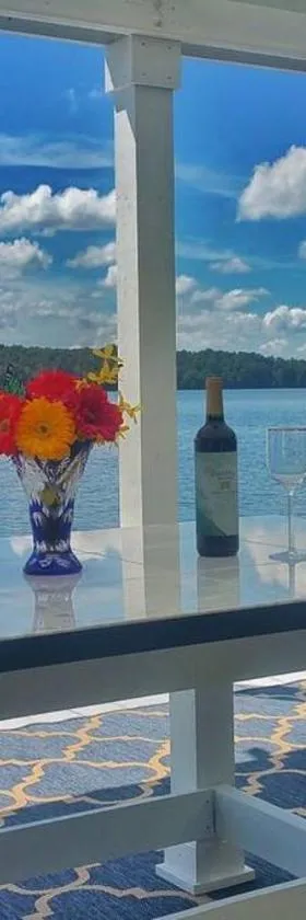 Lakefront: Dock, Hot Tub, Fire Pit & Home Theater，位于Winchester的酒店