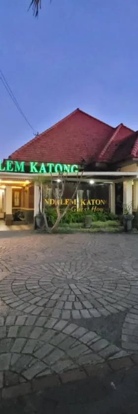 Ndalem Katong Guest House Ponorogo，位于Ponorogo的酒店