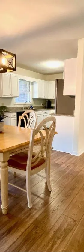 Cozy three bedroom house with fireplace，位于威尔明顿的酒店