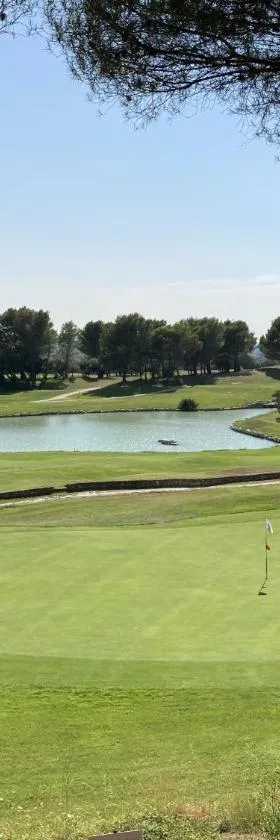 LA PERLE DU GOLF -Magnifique Vue CLIM LINGE Golf Saumane 6P Piscine Tennis，位于索马讷-德沃克吕兹的酒店