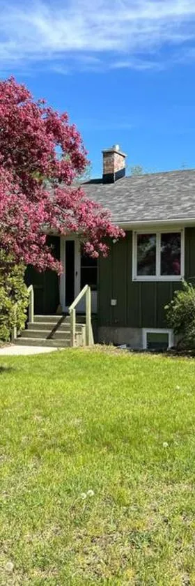 Family Home W/ 2 King, 2 Queen Beds + Game Room，位于伯米吉的酒店