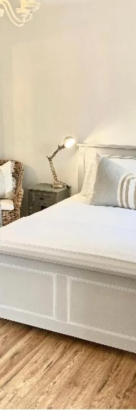 Stunning bedroom overlooking the Charente，位于Bourg-Charente的酒店