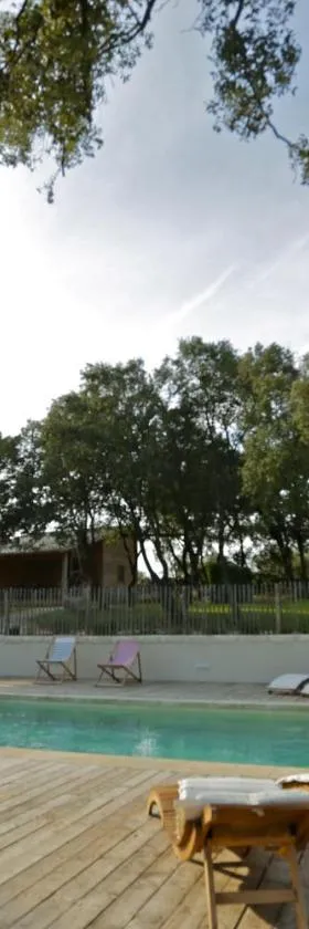 Gîtes "Les Cabanes de Carelle" entre Camargue et Cévennes，位于Aspères的酒店