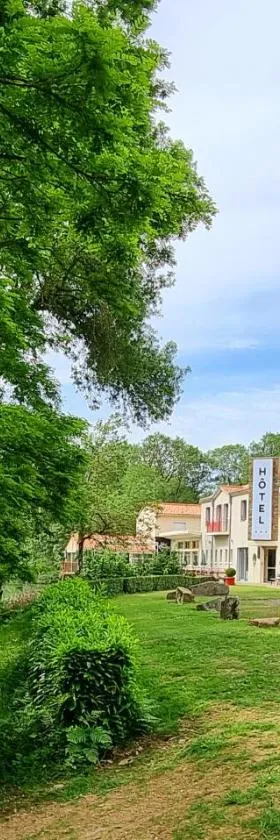 Hotel Pont De Senard，位于Montaigu-Vendée的酒店