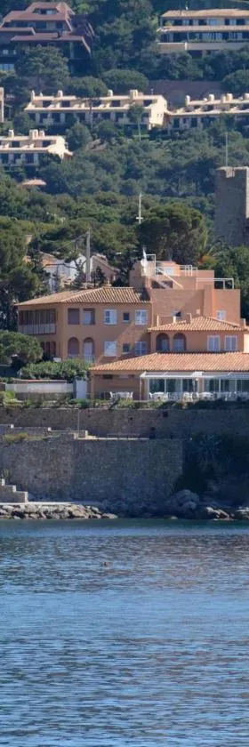 Hotel La Torre，位于卡莱利亚德帕拉弗鲁赫尔的酒店