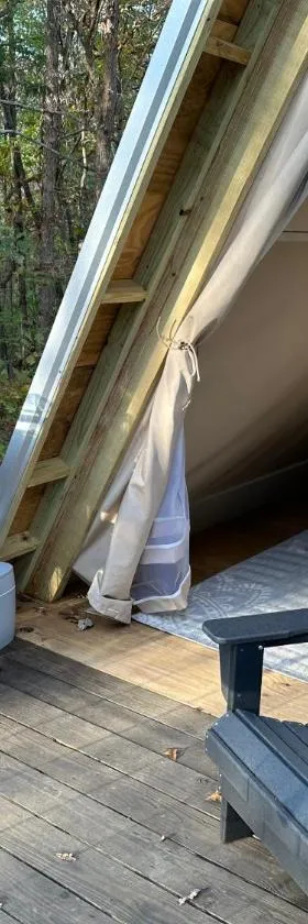 Bohamia - Cozy A-Frame Glamp on 268 acre forest retreat，位于塔拉迪加的酒店