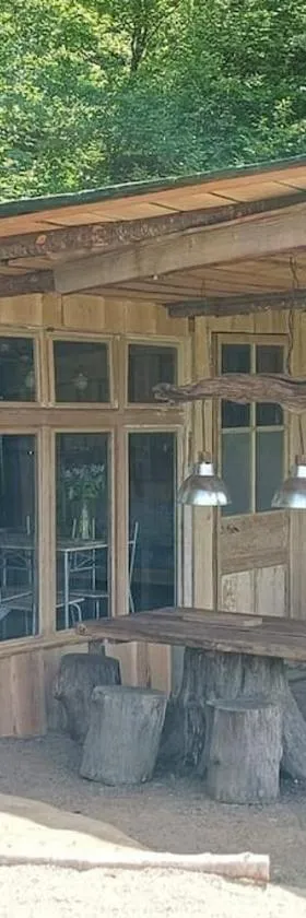 Cabane aux papillons，位于Saint-Éloy-les-Tuileries的酒店
