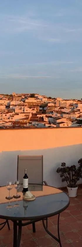 Buhardilla Rústica Mirando a Santa Catalina，位于赫雷斯德洛斯卡瓦列罗斯的酒店
