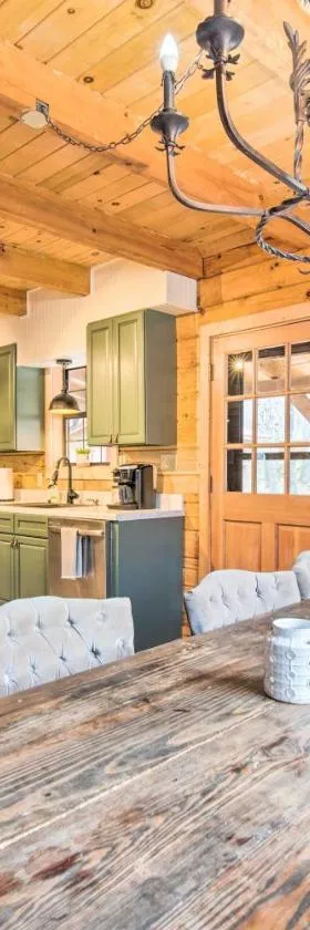 Charming Lake Sinclair Cabin Fire Pit, Dock，位于Sparta的酒店