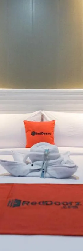 RedDoorz near Exit Toll Sirkuit Sentul，位于茂物的酒店