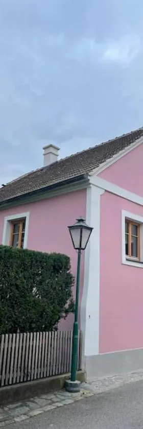 Altes Winzerhaus in der Wachau - neu renoviertes Haus mit Terrasse，位于杜伦斯坦的酒店