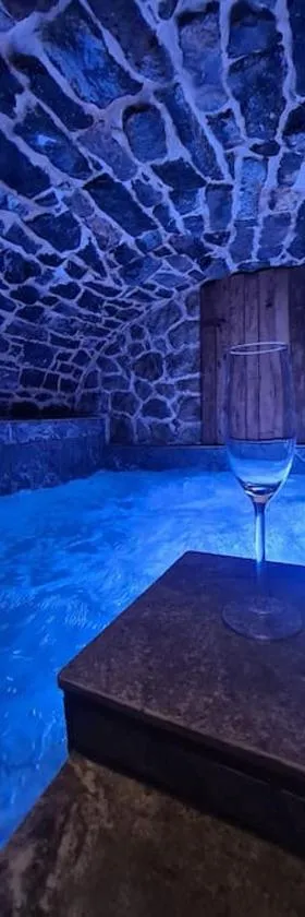 Ô Nuit Claire, superbe longère avec spa.，位于Dompierre-sur-Helpe的酒店