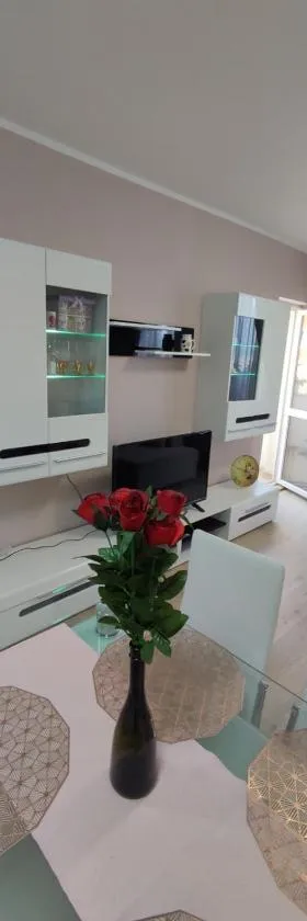 Luxury and stylish apartmen, metro station Obelya，位于索非亚的酒店