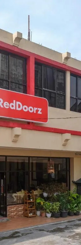 RedDoorz at H&W Hotel Solo，位于梭罗的酒店