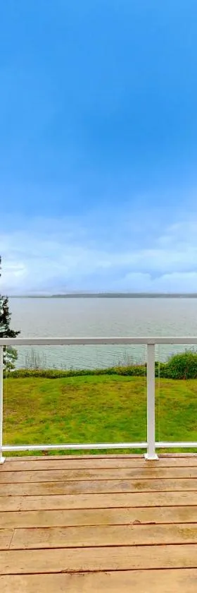 Camano Waterfront Delight，位于Saratoga Shores的酒店