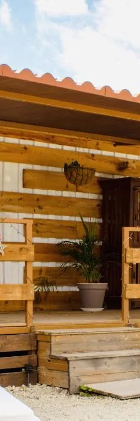 Bernegal Moneyba, Hot Tub, Piscina y Jardín，位于Buzanada的酒店